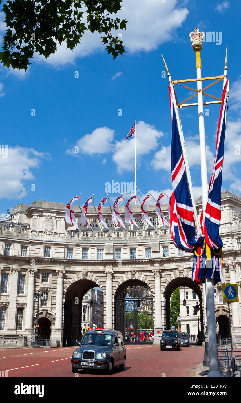 Vue de l'Admiralty Arch du Mall à Londres. Banque D'Images