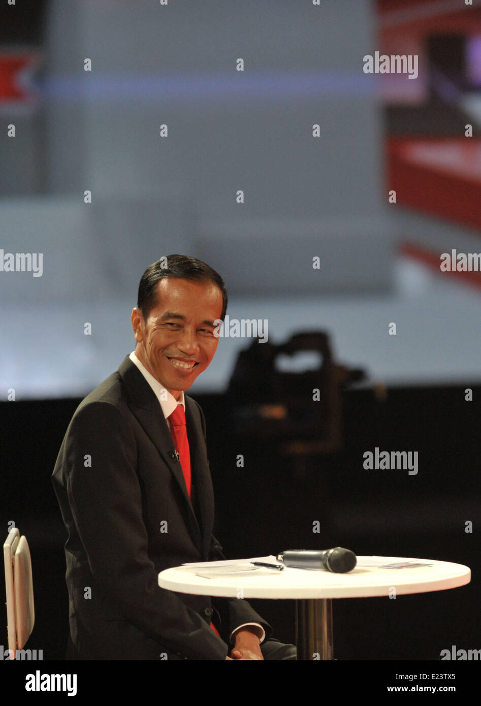 Jakarta, Indonésie. 15 Juin, 2014. Le candidat présidentiel indonésien Joko Widodo assiste à la deuxième série de débats présidentiels à Jakarta, Indonésie, le 15 juin 2014. Deux candidats et leurs compagnons d'exécution aura un total de 5 séries de débats. Ti'Kuncahya Crédit : B./Xinhua/Alamy Live News Banque D'Images