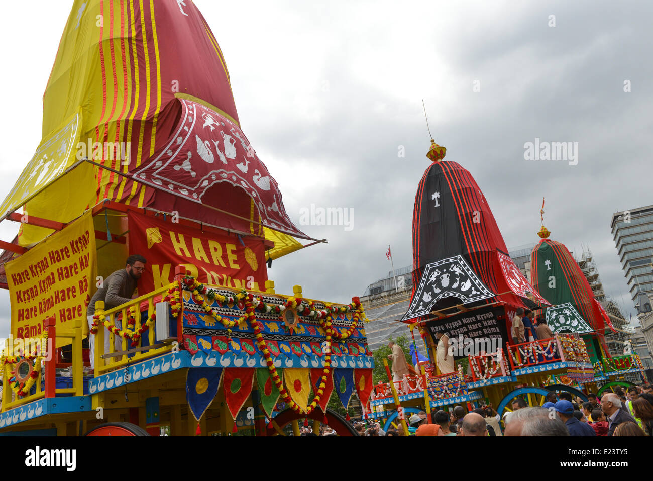 Trafalgar Square, Londres, Royaume-Uni. 15 juin 2014. Les chariots à Trafalgar Square au cours de l'Rathayatra Hare Krishna festival. Crédit : Matthieu Chattle/Alamy Live News Banque D'Images
