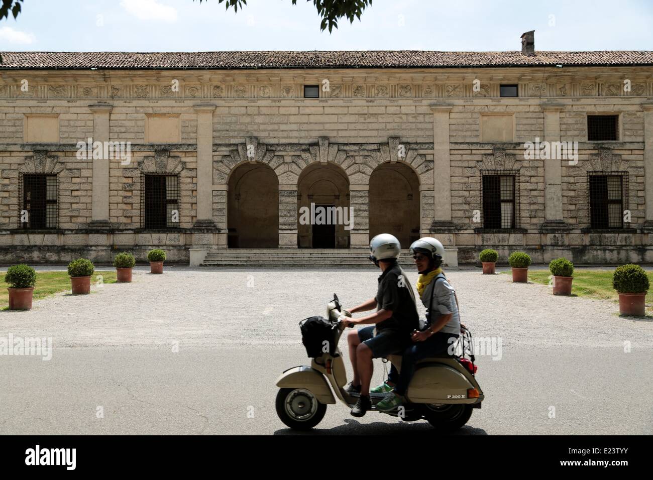 Mantova, Italie. 14 Juin, 2014. Vespa World Days 2014 à Mantoue, Italie. Un événement international avec la présence de plus 130 Vespa Club et 31 pays. Credit : Simone/ZUMAPRESS.com/Alamy NurPhoto Bergamaschi/Live News Banque D'Images