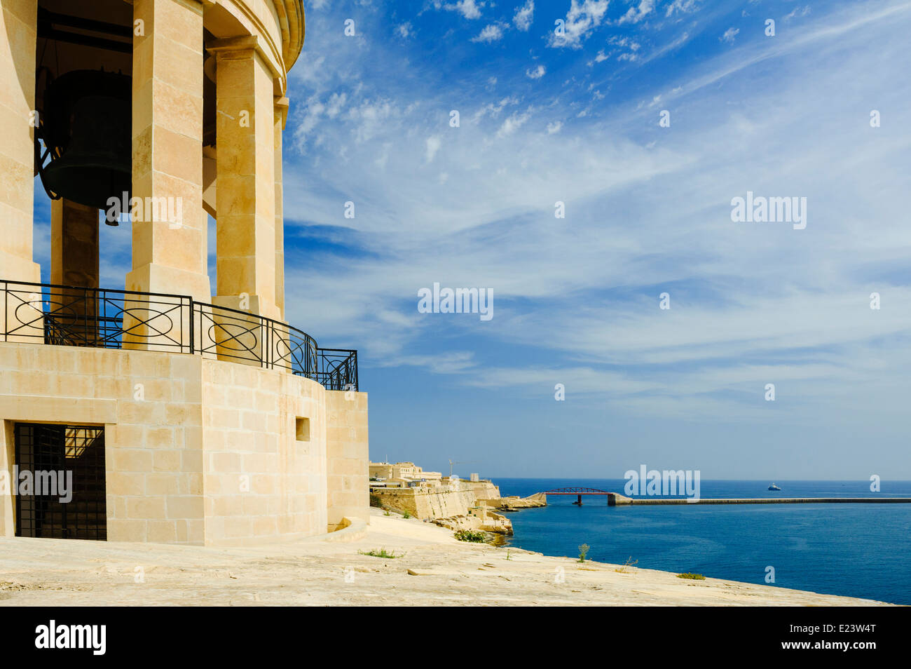 Siège Bell Memorial, surplombant le Grand Port, La Valette, Malte. Banque D'Images