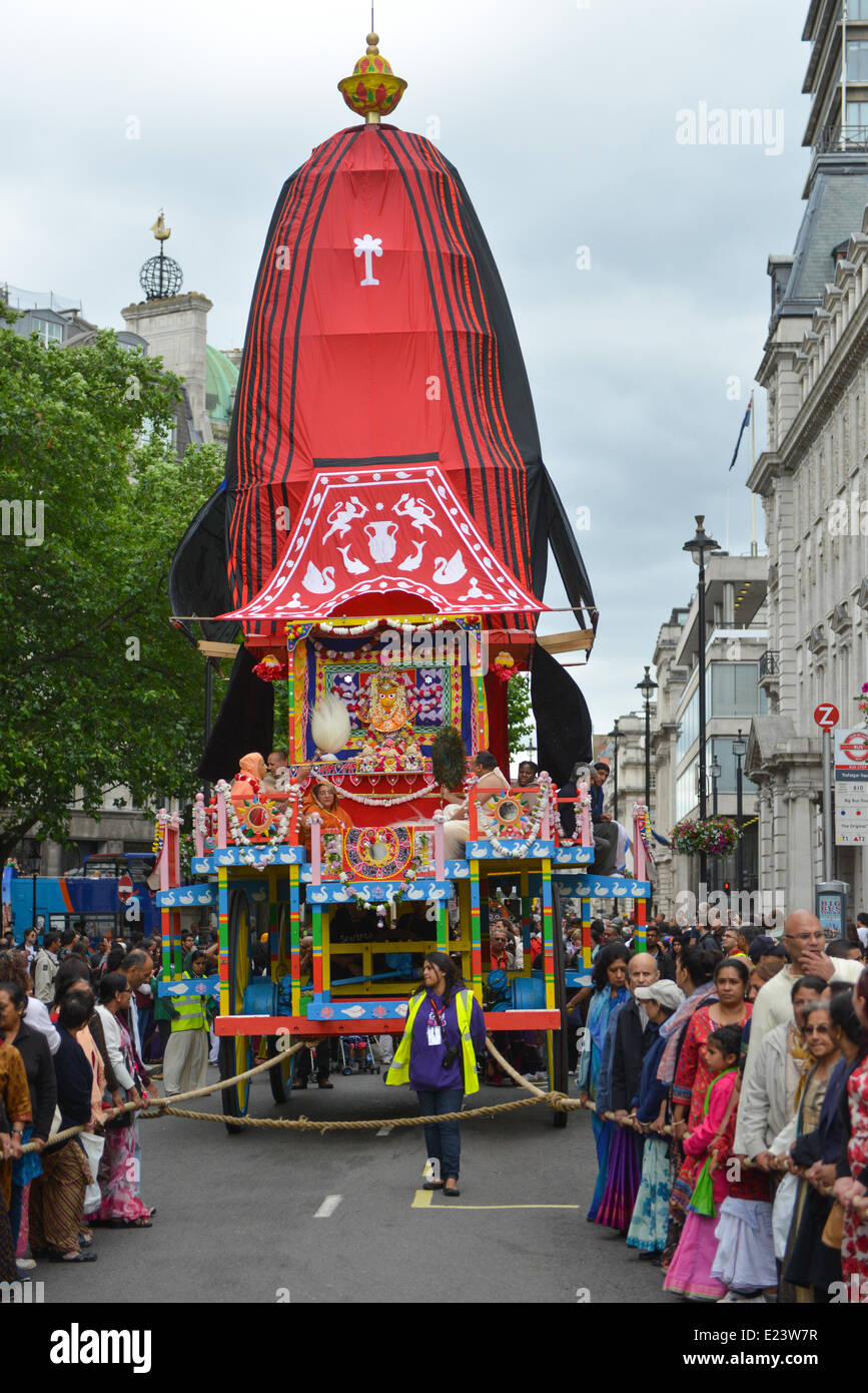 Trafalgar Square, Londres, Royaume-Uni. 15 juin 2014. Le cortège de voitures se retrouvent dans Trafalgar Square au cours de l'Rathayatra Hare Krishna festival. Crédit : Matthieu Chattle/Alamy Live News Banque D'Images
