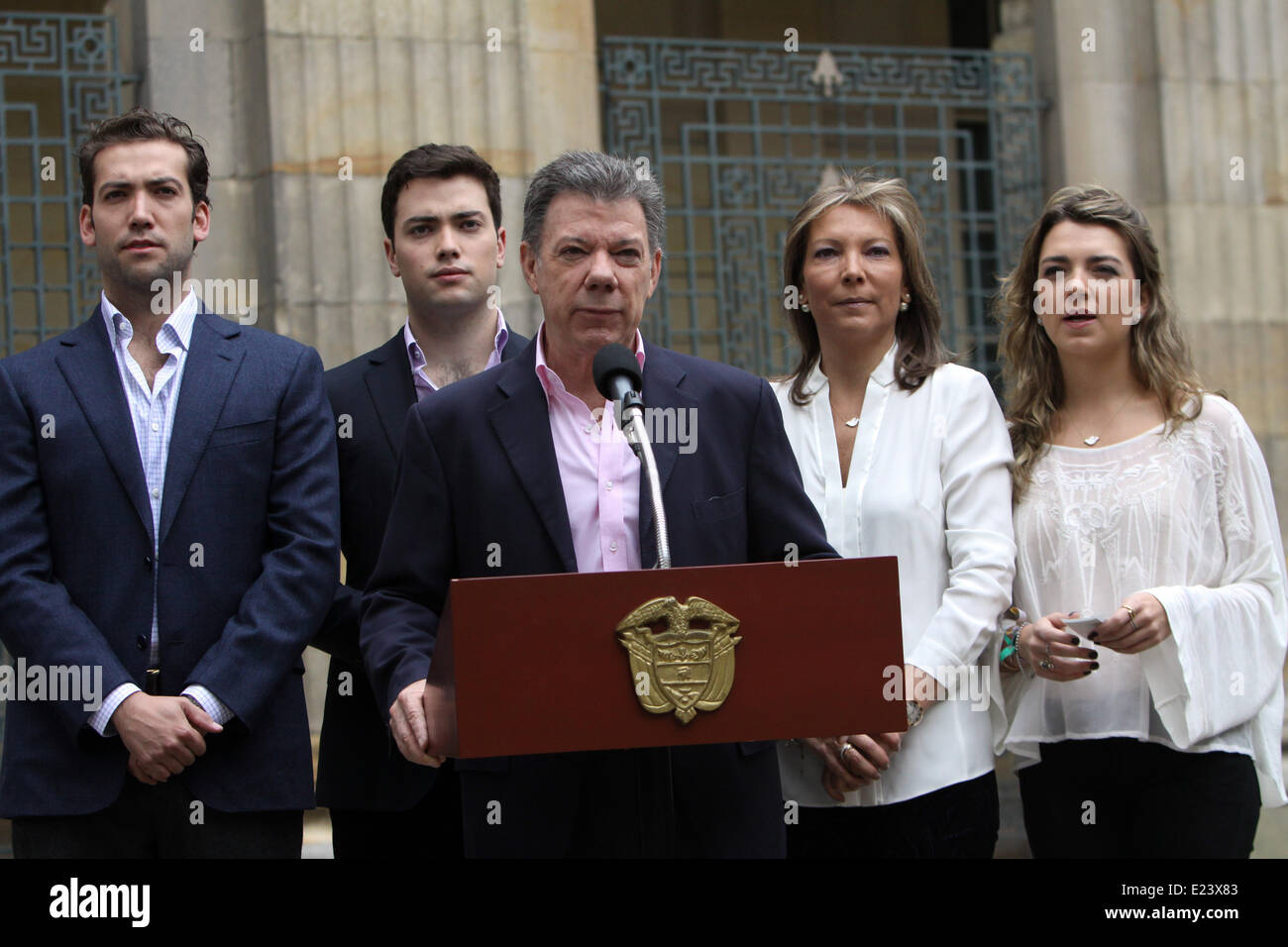 Bogota, Colombie. 15 Juin, 2014. Le président colombien Juan Manuel Santos et le candidat (avant), accompagné de sa famille, prononce un discours après leur droit de vote dans la capitale nationale à Bogota, Colombie, le 15 juin 2014. Quelque 32,9 millions de Colombiens sont appelés aux urnes ce dimanche au cours de l'élection présidentielle entre Juan Manuel Santos et Oscar Ivan Zuluaga. © Enciso Allemand/COLPRENSA/Xinhua/Alamy Live News Banque D'Images