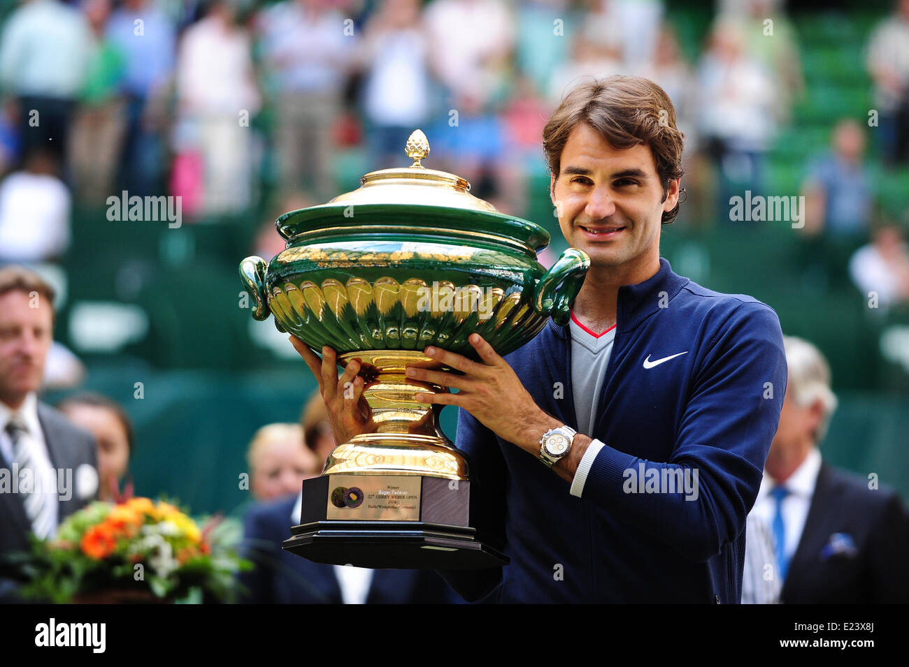 Halle (Westfalen), Allemagne. 15 Juin, 2014. 7 fois champion de Wimbledon Roger Federer remporte son 7e titre au Gerry Weber Open défaisant le monde numéro 69 Alejandro Falla de Colombie 7:6 7:6. Photo : Miroslav Dakov/ Alamy Live News Banque D'Images