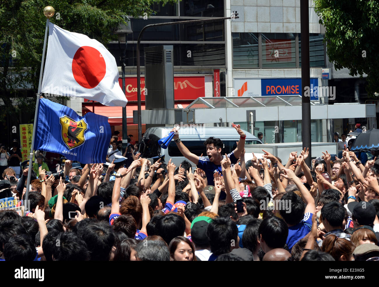 Tokyo, Japon. 15 Juin, 2014. Tokyo, Japon. 15 Juin, 2014. Une immense foule de supporters de football stade une pep rally en face de la gare de Shibuya Tokyos Japans suivants 1-2 perte pour la Côte d'Ivoire dans un match de coupe du monde le dimanche 15 Juin, 2014. L'Afrique de l'ouest du Japon a remis sa première défaite lors de leur premier match dans la ronde préliminaire de la Coupe du Monde FIFA 2014 à Recife, au Brésil. Credit : Natsuki Sakai/AFLO/Alamy Live News Banque D'Images