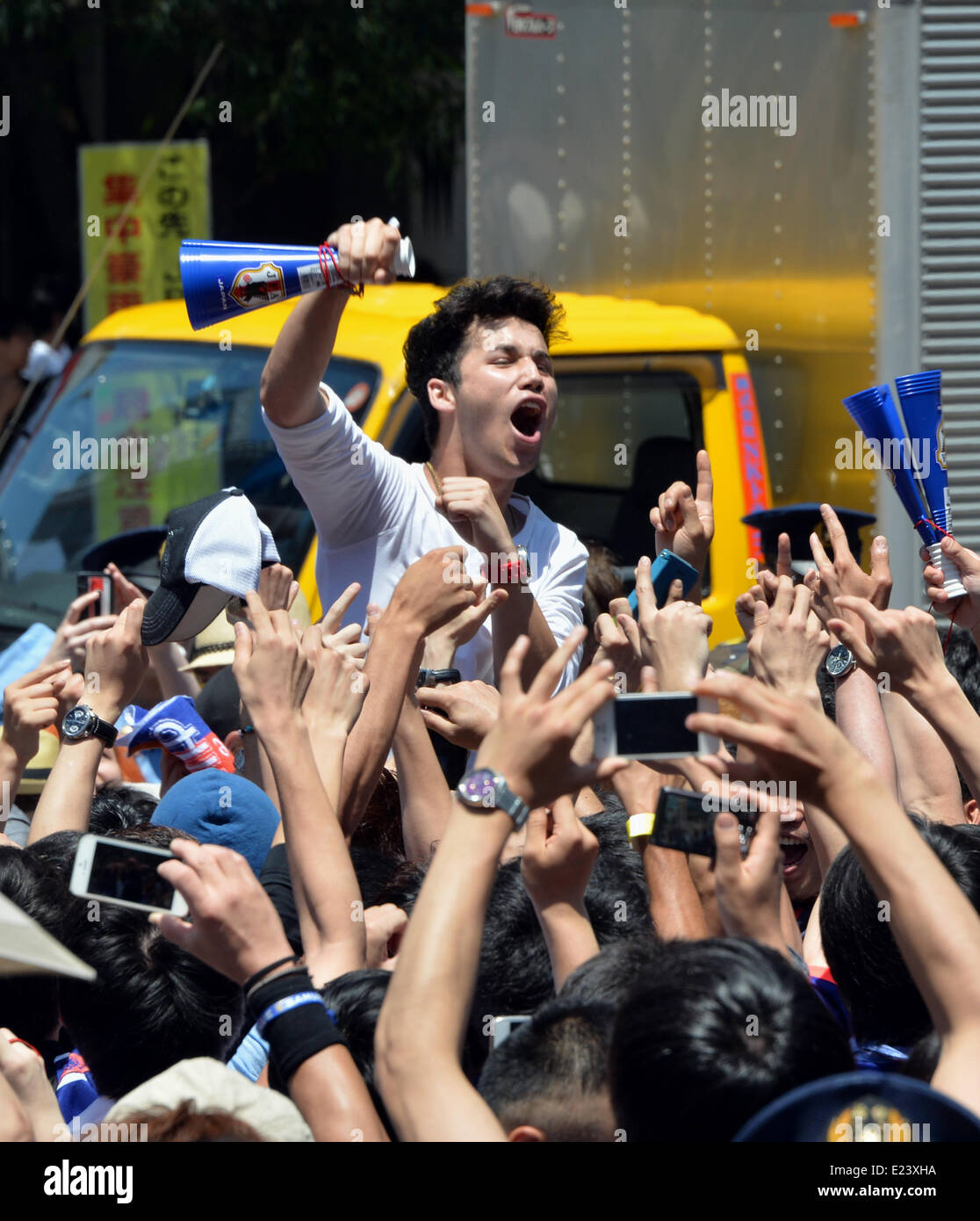 Tokyo, Japon. 15 Juin, 2014. Tokyo, Japon. 15 Juin, 2014. Une immense foule de supporters de football stade une pep rally en face de la gare de Shibuya Tokyos Japans suivants 1-2 perte pour la Côte d'Ivoire dans un match de coupe du monde le dimanche 15 Juin, 2014. L'Afrique de l'ouest du Japon a remis sa première défaite lors de leur premier match dans la ronde préliminaire de la Coupe du Monde FIFA 2014 à Recife, au Brésil. Credit : Natsuki Sakai/AFLO/Alamy Live News Banque D'Images