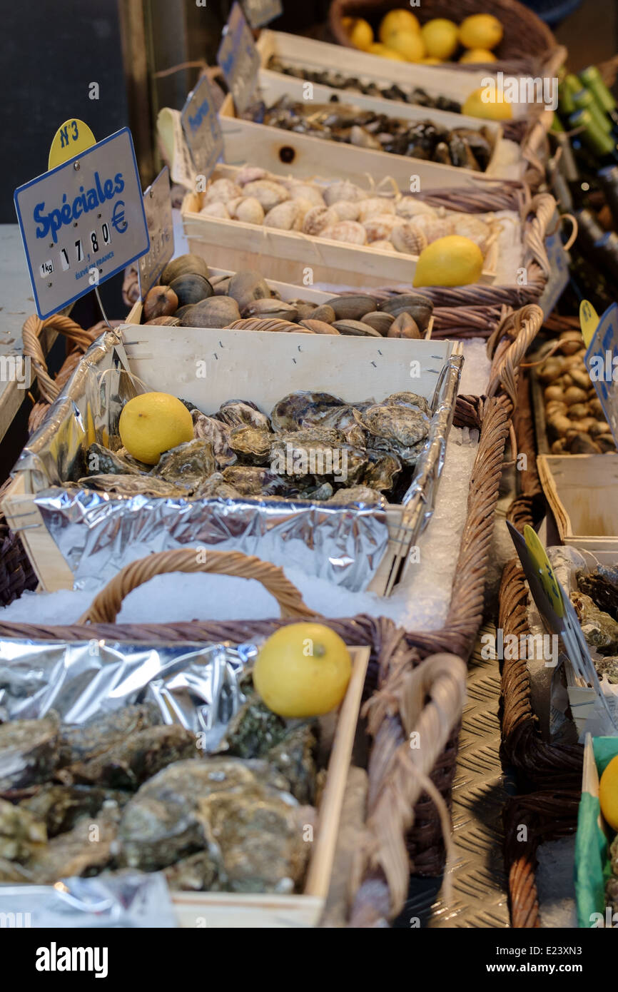 Le marché alimentaire de la rue Mouffetard à Paris, France montrant les huîtres et autres fruits de mer dans une échoppe de marché Banque D'Images