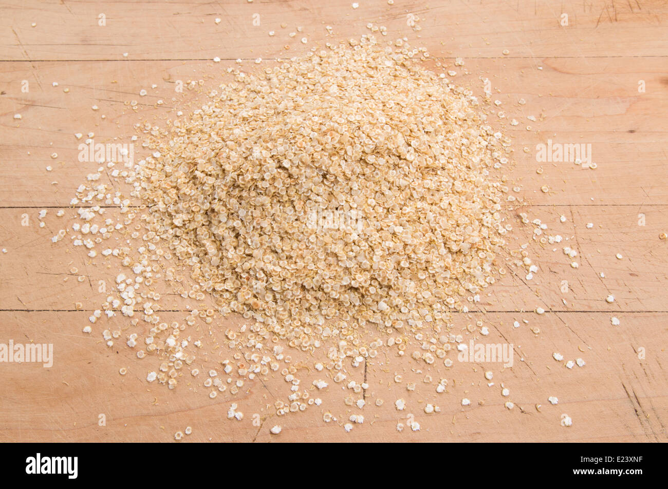 Quinoa se propager dans un tas sur une planche en bois (12 de 18) Banque D'Images