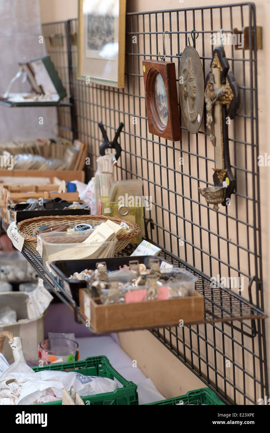 Marché aux puces de Paris, Les Puces de Saint-Ouen, montrant des horloges Banque D'Images