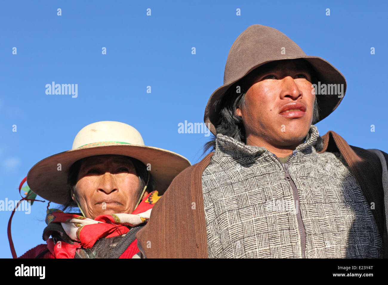 Native American Woman et son fils, dans les montagnes des Andes Banque D'Images