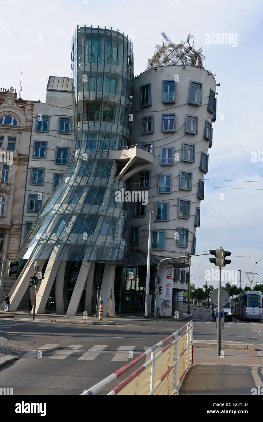 La Dancing House building par Vlado Milunić et Frank Gehry, Prague, République tchèque. Banque D'Images