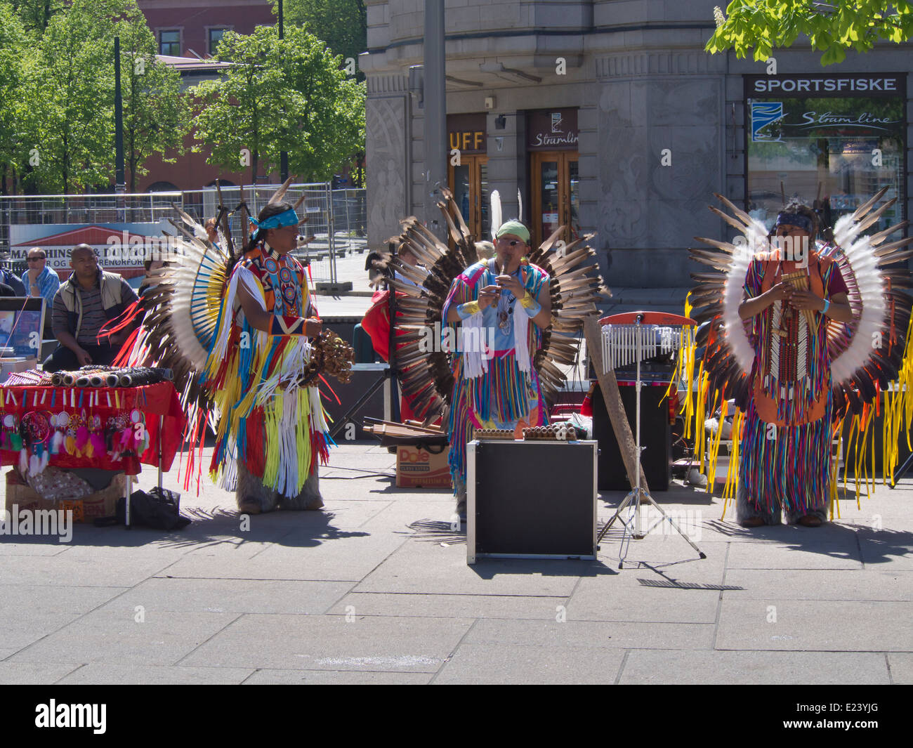 Des musiciens de rue d'Amérique du Sud à Oslo en Norvège dans les vêtements à plumes colorées Banque D'Images