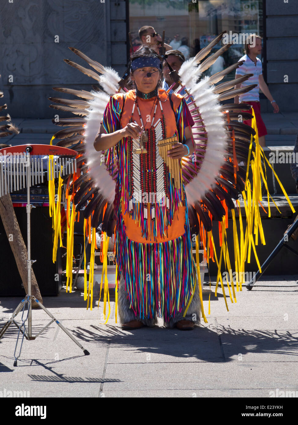 Musicien de la rue d'Amérique du Sud à Oslo en Norvège dans les vêtements à plumes colorées Banque D'Images