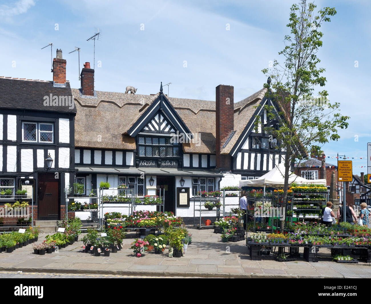 Ye Olde Black Bear Pub avec marché aux fleurs à Sandbach Cheshire UK Banque D'Images