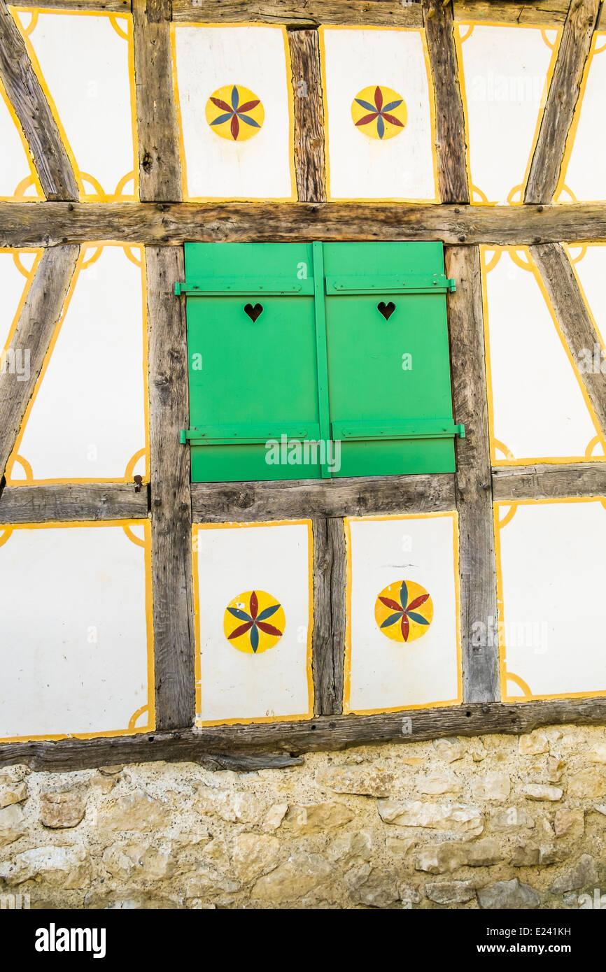 Façade historique avec des décorations et des volets verts avec cut out coeurs, écomusée d'alsace, ungersheim, Alsace, Banque D'Images