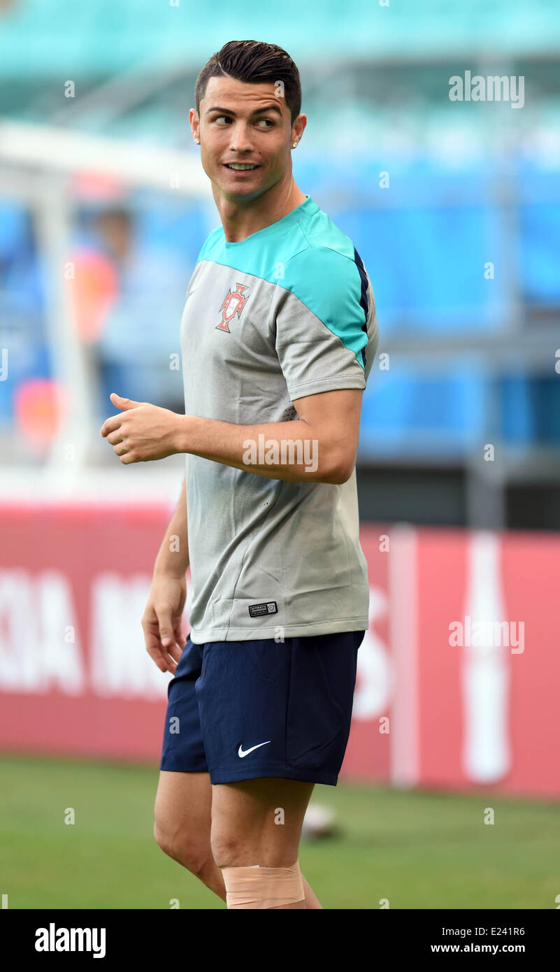 Salvador da Bahia, Brésil. 15 Juin, 2014. Cristiano Ronaldo vu lors d'une session de formation de l'équipe nationale de football du Portugal à l'Arena Fonte Nova Stadium à Salvador da Bahia, Brésil, 15 juin 2014. L'Allemagne fera face au Portugal dans leur groupe G match tour préliminaire à la Coupe du Monde de la Fifa 2014 le 16 juin 2014 à Salvador da Bahia. Photo : Andreas Gebertt/dpa/Alamy Live News Banque D'Images