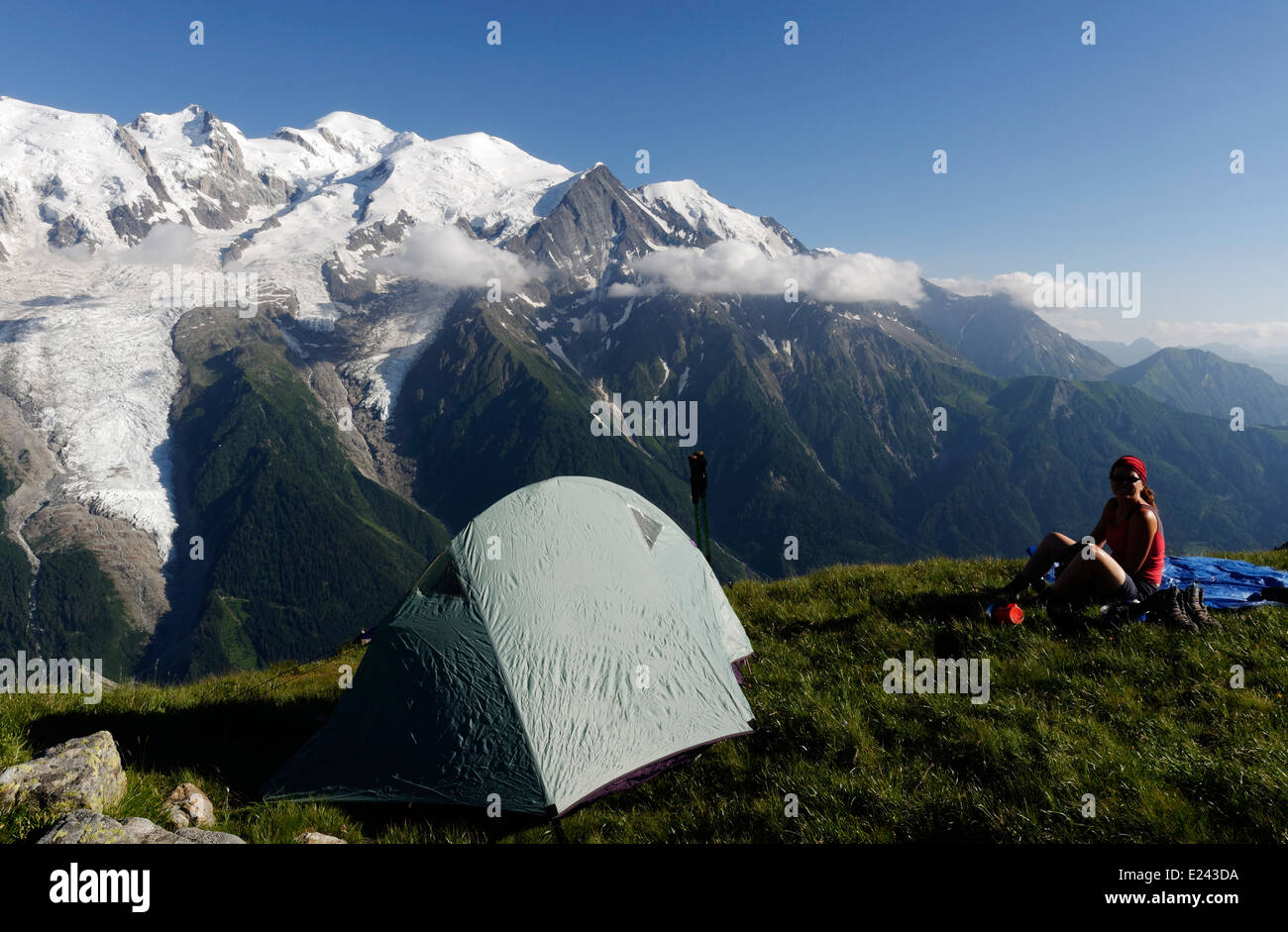 Une femme admire la vue sur le Brévent camping sauvage dans les Alpes françaises avec le massif du Mont Blanc au-delà Banque D'Images