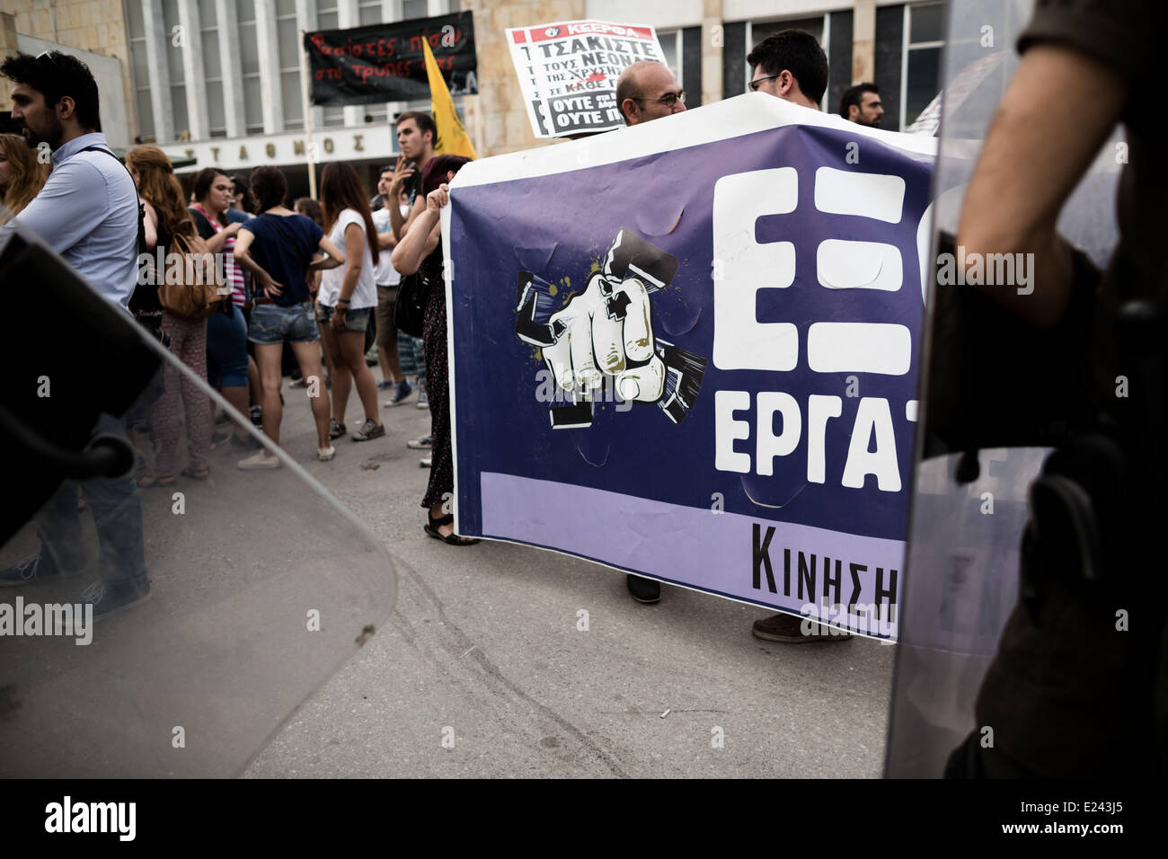 Thessalonique, Grèce. 15 Juin, 2014. Des manifestants anti-fascistes se sont réunis pour protester contre Aube dorée à Thessalonique, en Grèce. L'extrême-droite Aube dorée a organiser un événement d'honneur d'Alexandre le grand port du nord de la ville de Thessalonique en Grèce. Aube dorée, a gagné près de 9,39 % du vote dans les élections du 25 mai et 3 sièges au Parlement européen. Credit : Konstantinos Tsakalidis/Alamy Live News Banque D'Images