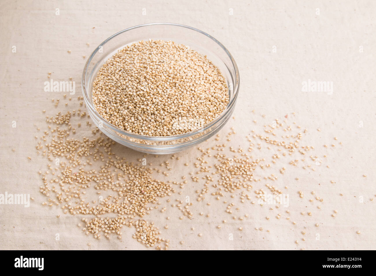 Les graines de quinoa dans un bol en verre sur un fond clair (3 de 24 ) Banque D'Images