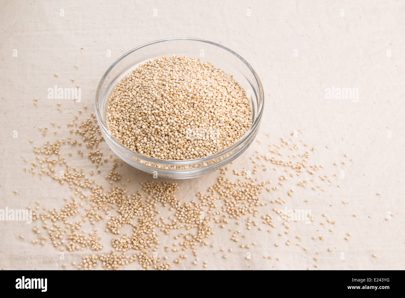 Les graines de quinoa dans un bol en verre sur un fond clair (4 de 24 ) Banque D'Images