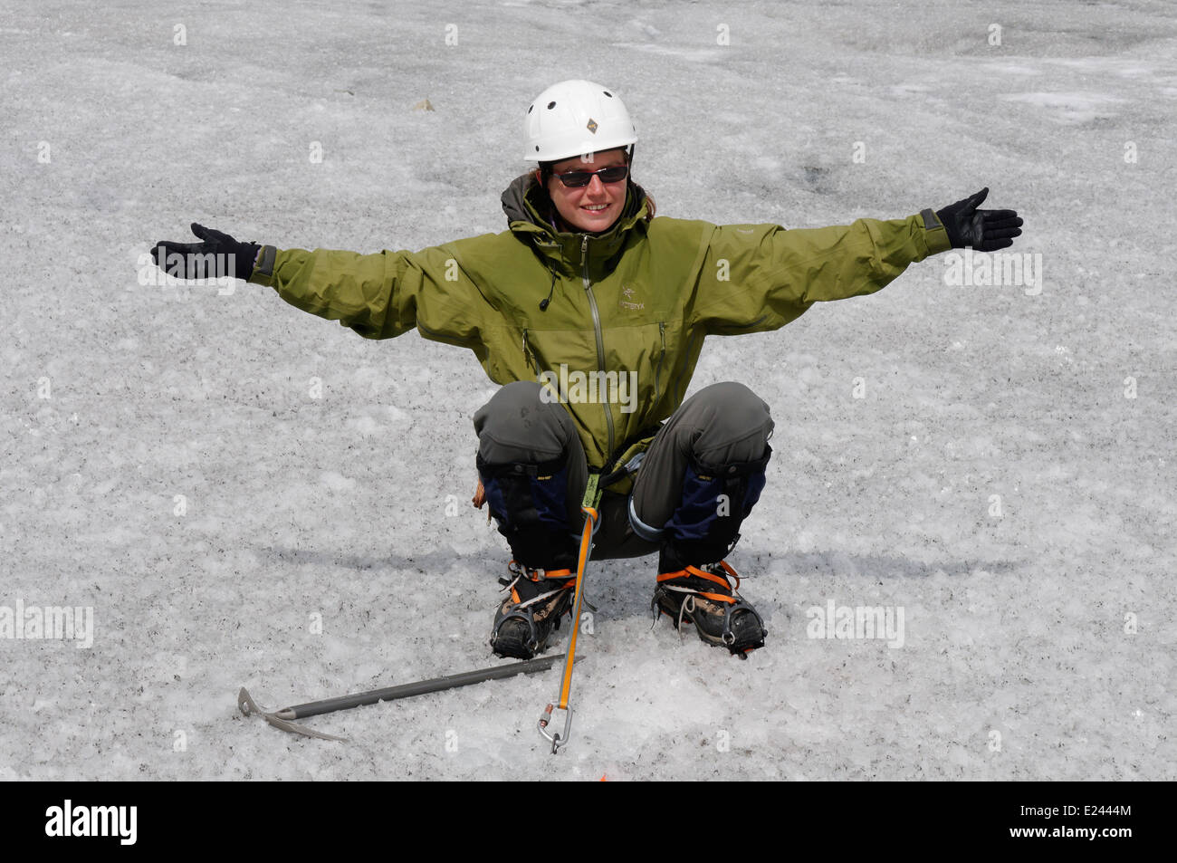 Une dame climber repose sur une broche à glace glacier dans une séance de formation à une école d'escalade Banque D'Images
