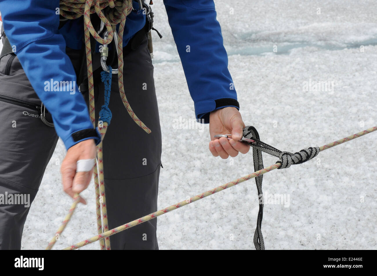 Un guide de montagne montre faisant un noeud prusik et comment mettre en place une corde de sauvetage en crevasse sur un stage Banque D'Images