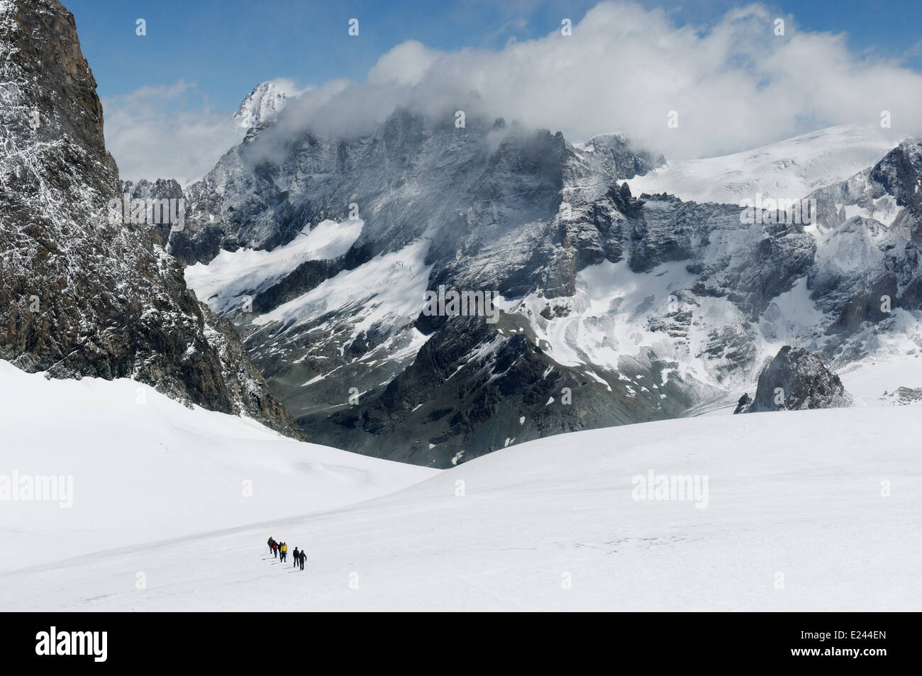 Un groupe de figures de l'alpinisme de haut sur Pigne d'Arolla près de la cabane des Vignettes dans les Alpes Suisses Banque D'Images