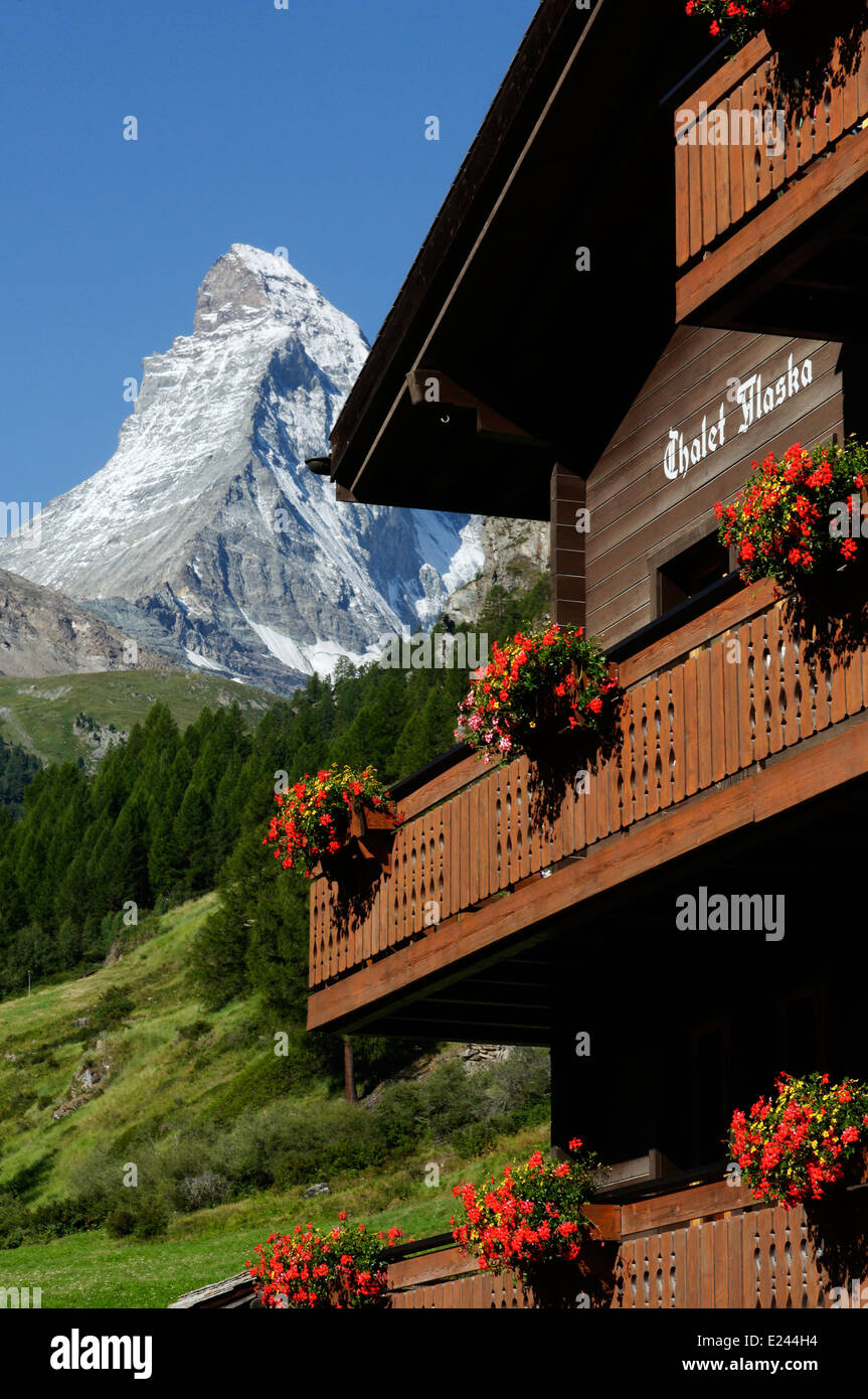 Un chalet en bois traditionnel et le Matterhorn, Zermatt, Suisse Banque D'Images