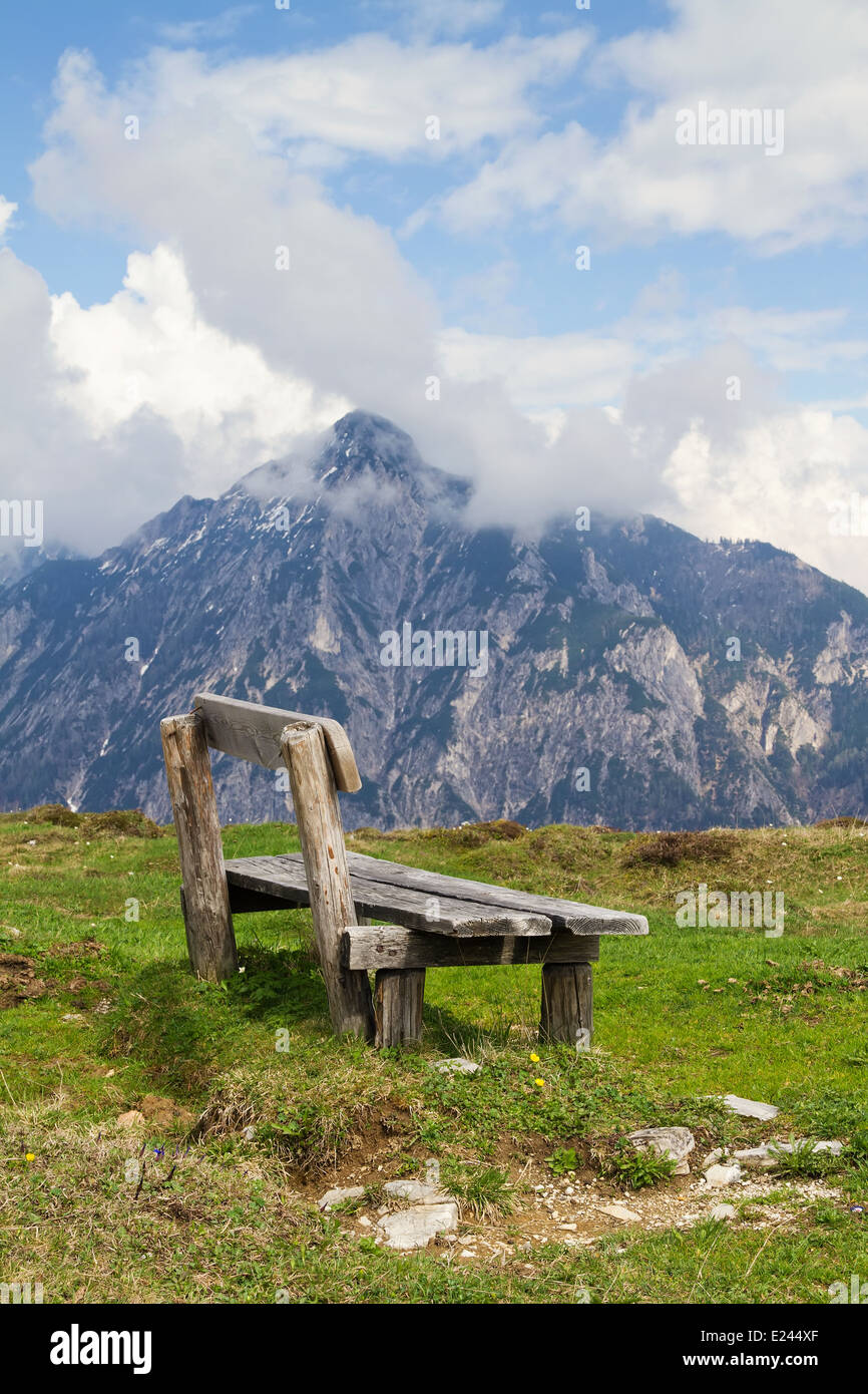 Banc en bois et à l'arrière-plan les Alpes autrichiennes, Salzburger Land, Autriche Banque D'Images