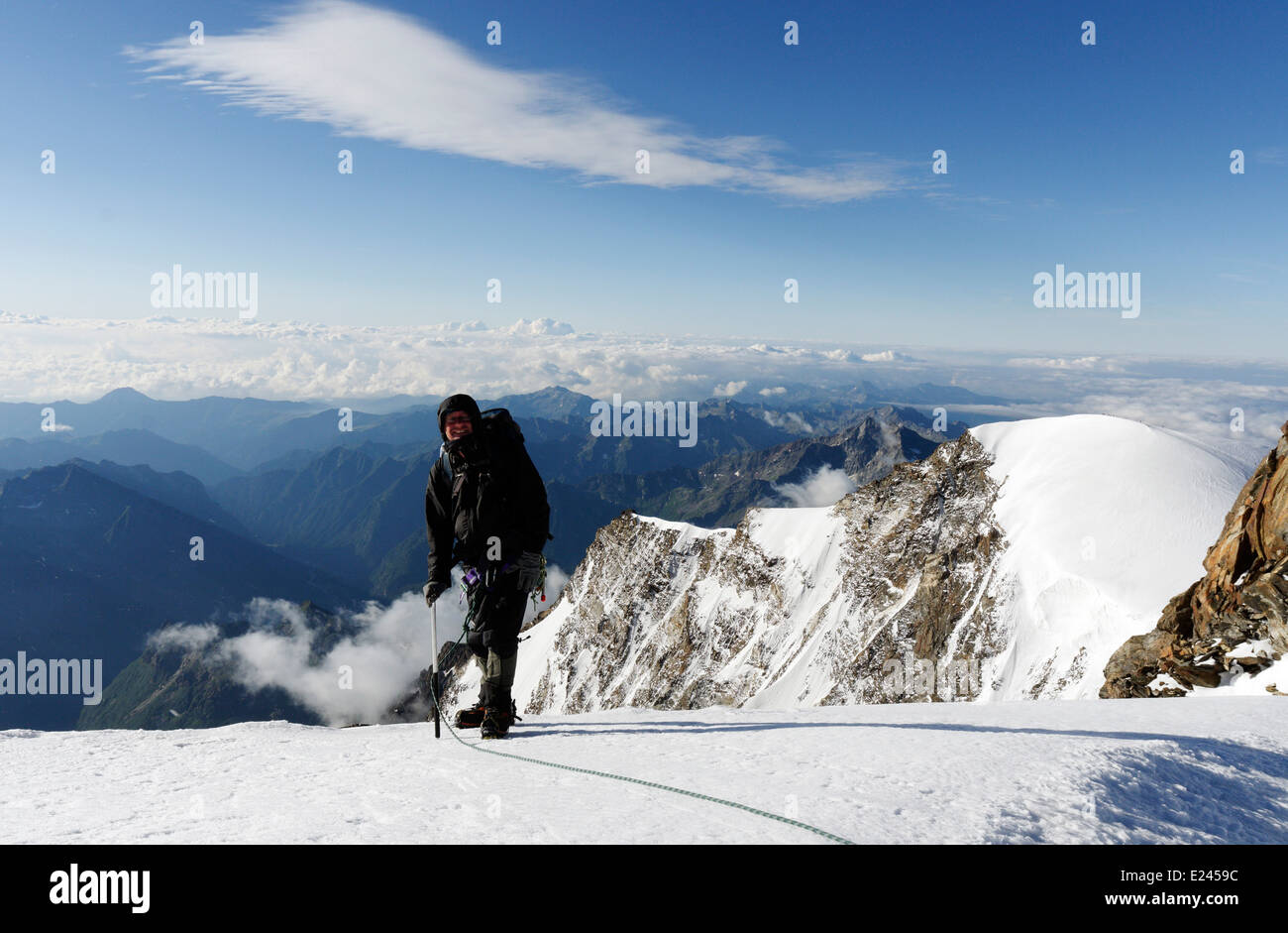 Un grimpeur fait une pause pour souffler un peu sur l'ascension du Monte Rosa en il Alpes Suisses Banque D'Images