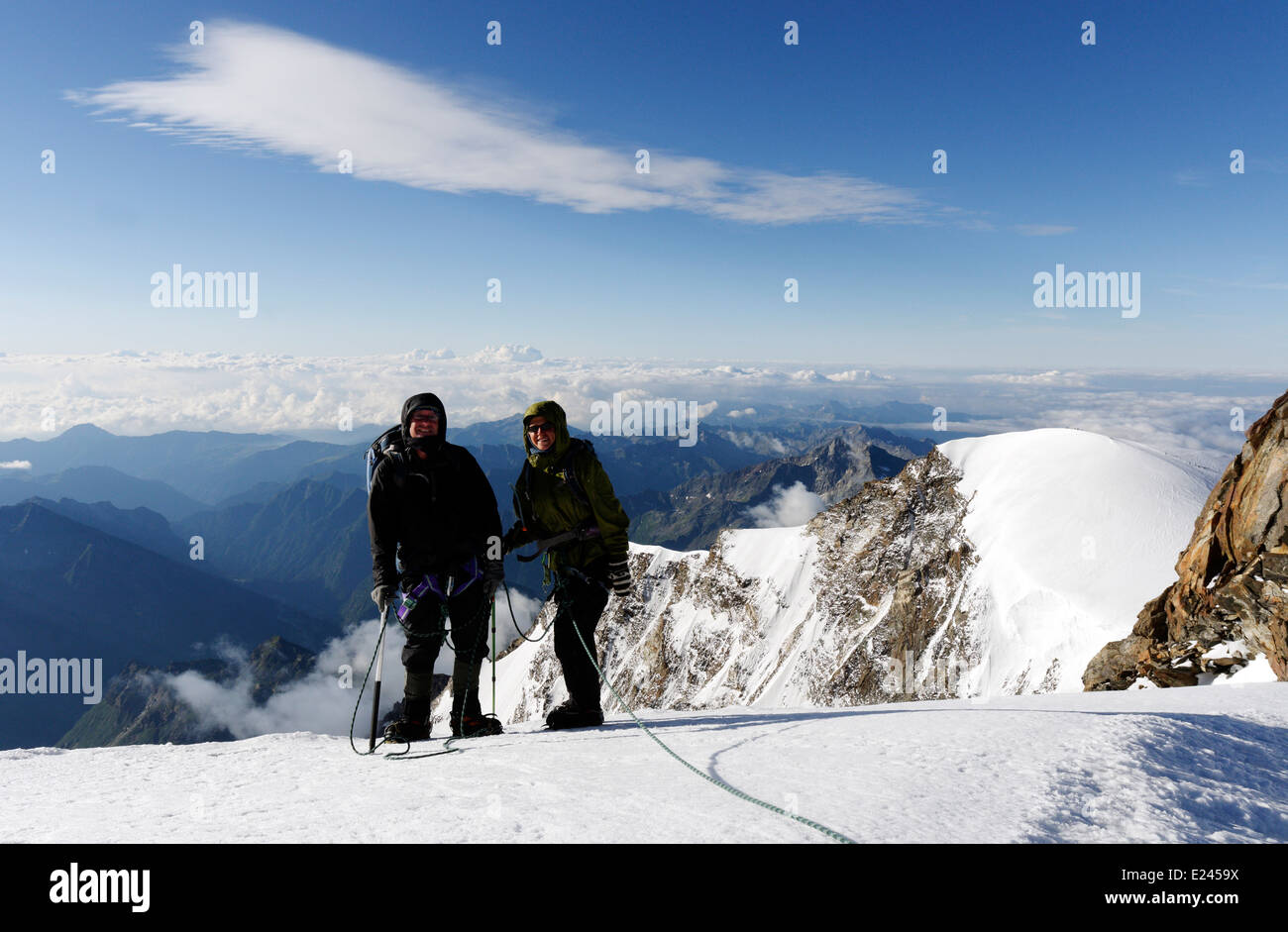 Deux alpinistes pause pour souffler un peu sur l'ascension du Monte Rosa en il Alpes Suisses Banque D'Images