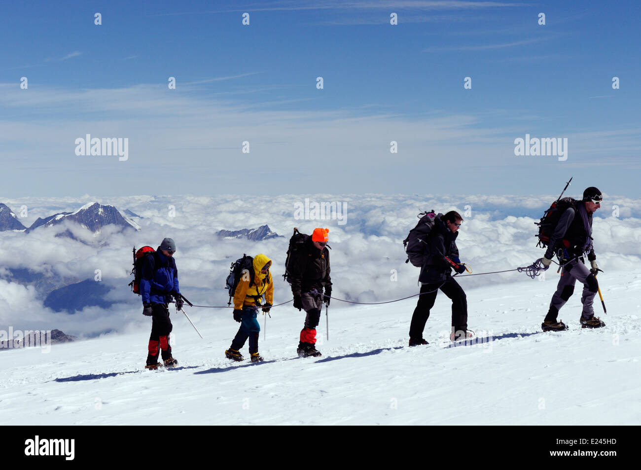 Une corde de cinq alpinistes dans les Alpes Suisses Banque D'Images