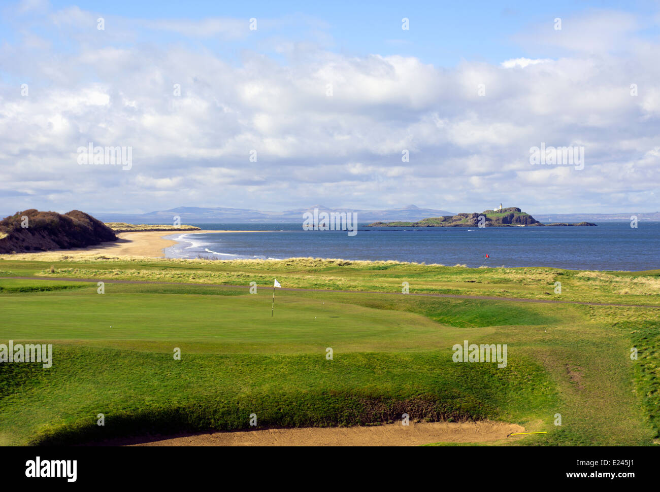 Fidra Island et plage Yellowcraigs prises à travers un livre vert sur l'Ouest Links golf course, à North Berwick, en Écosse. Banque D'Images