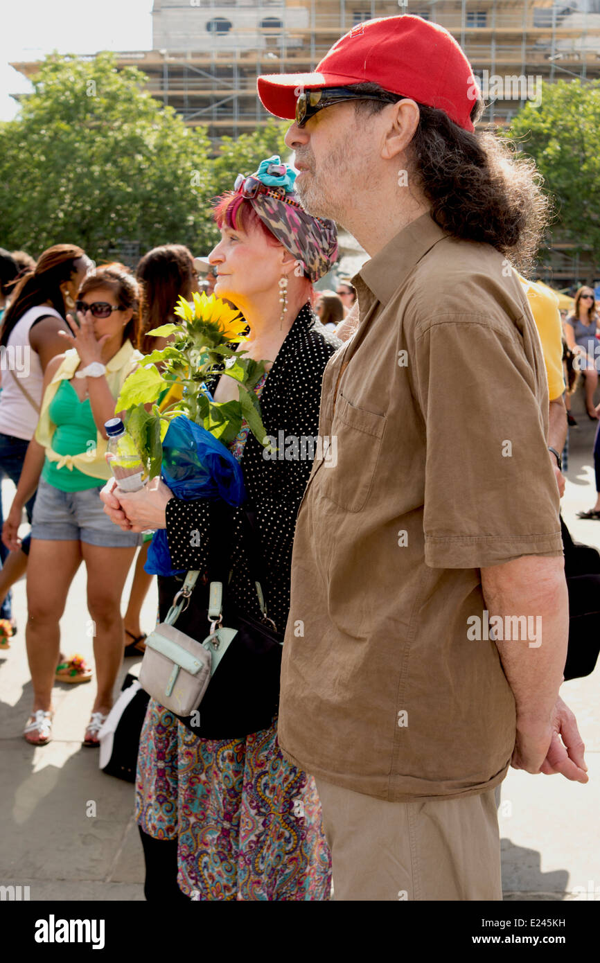 Un couple regarder le Brésil Fête du Trafalgar Square. Banque D'Images