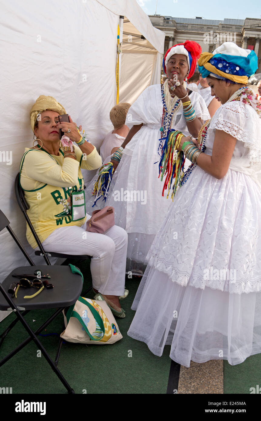 Les femmes brésiliennes avec rubans souhaite les coulisses du Brésil Fête du Trafalgar Square, Londres. Banque D'Images