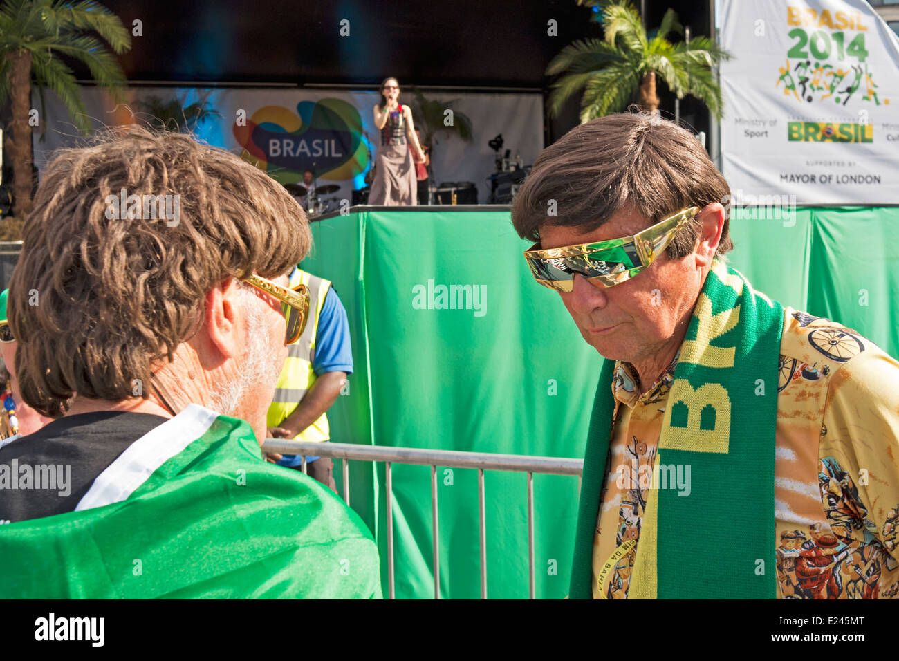 Le Brésil Deux fans en face de la scène du Brésil Fête du Trafalgar Square. Banque D'Images