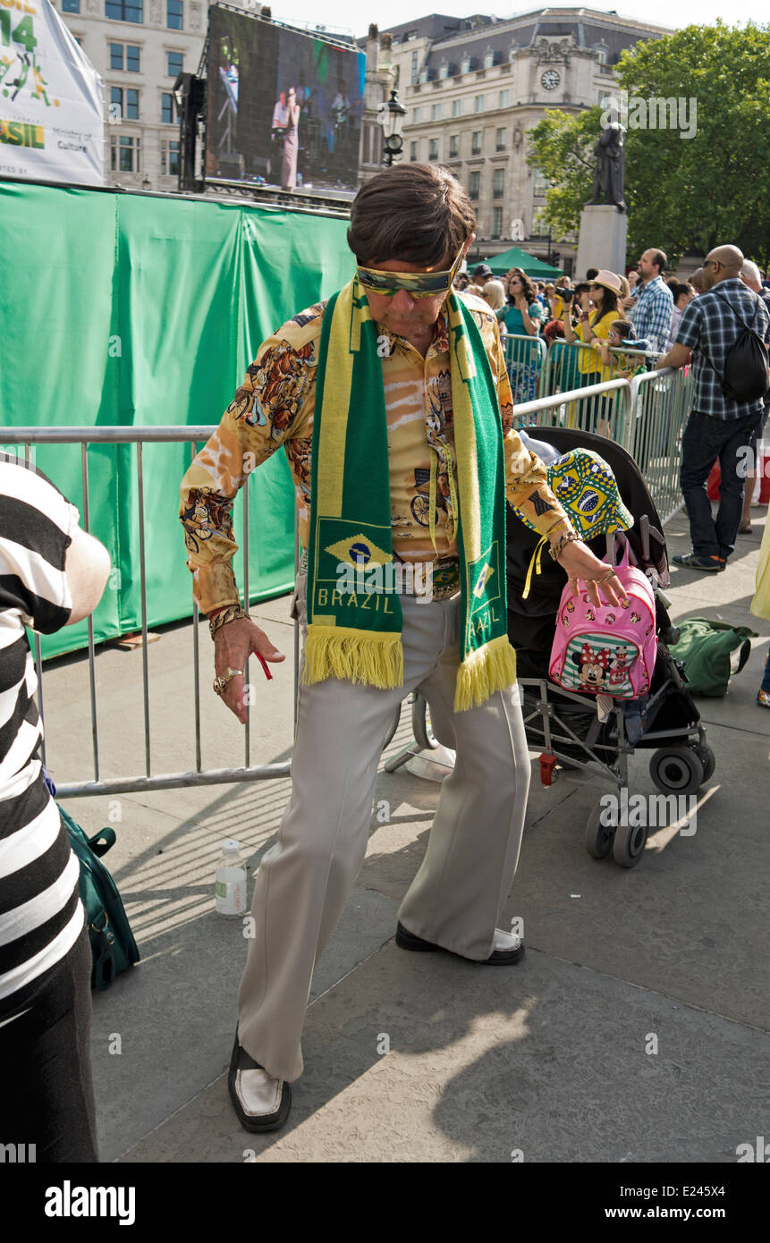 Un ventilateur élégant, habillé style Elvis brésilienne, danses pendant la fête du Brésil à Trafalgar Square. Banque D'Images
