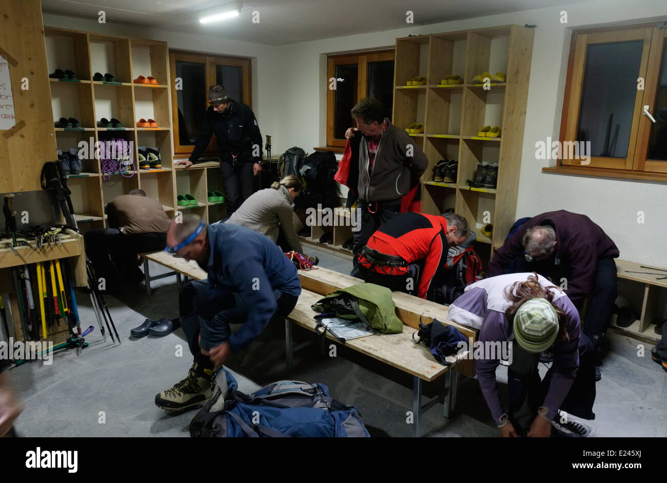 Les grimpeurs se préparer dans un refuge de montagne, 03:45am Banque D'Images