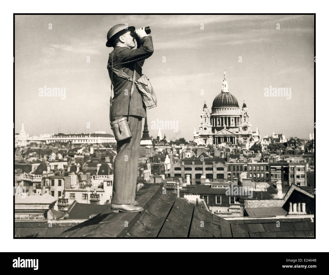 LONDRES WW2 corps royal des observateurs dans la ville de Londres avec le dôme de St. La cathédrale de Paul à la recherche des bombardiers allemands lors de la bataille d’Angleterre Banque D'Images