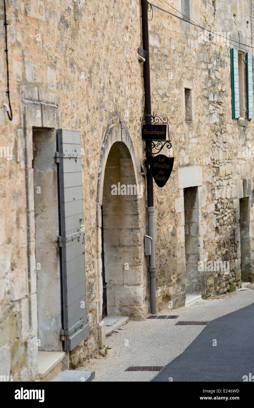 Dans le village médiéval de Lacoste, Provence, France Banque D'Images