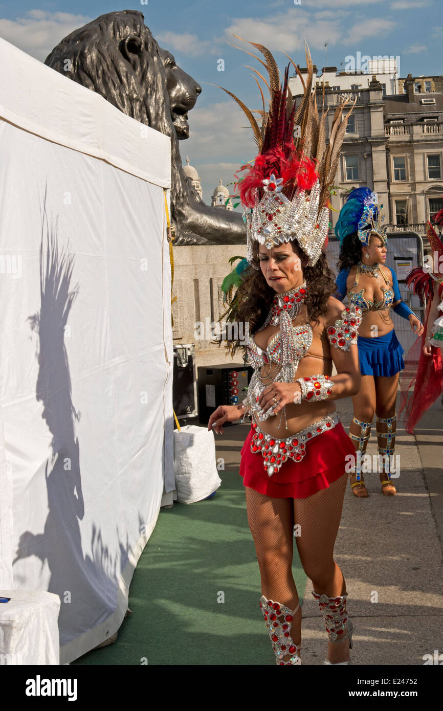 Un danseur de samba dans les coulisses du Brésil Fête du Trafalgar Square, Londres. Banque D'Images