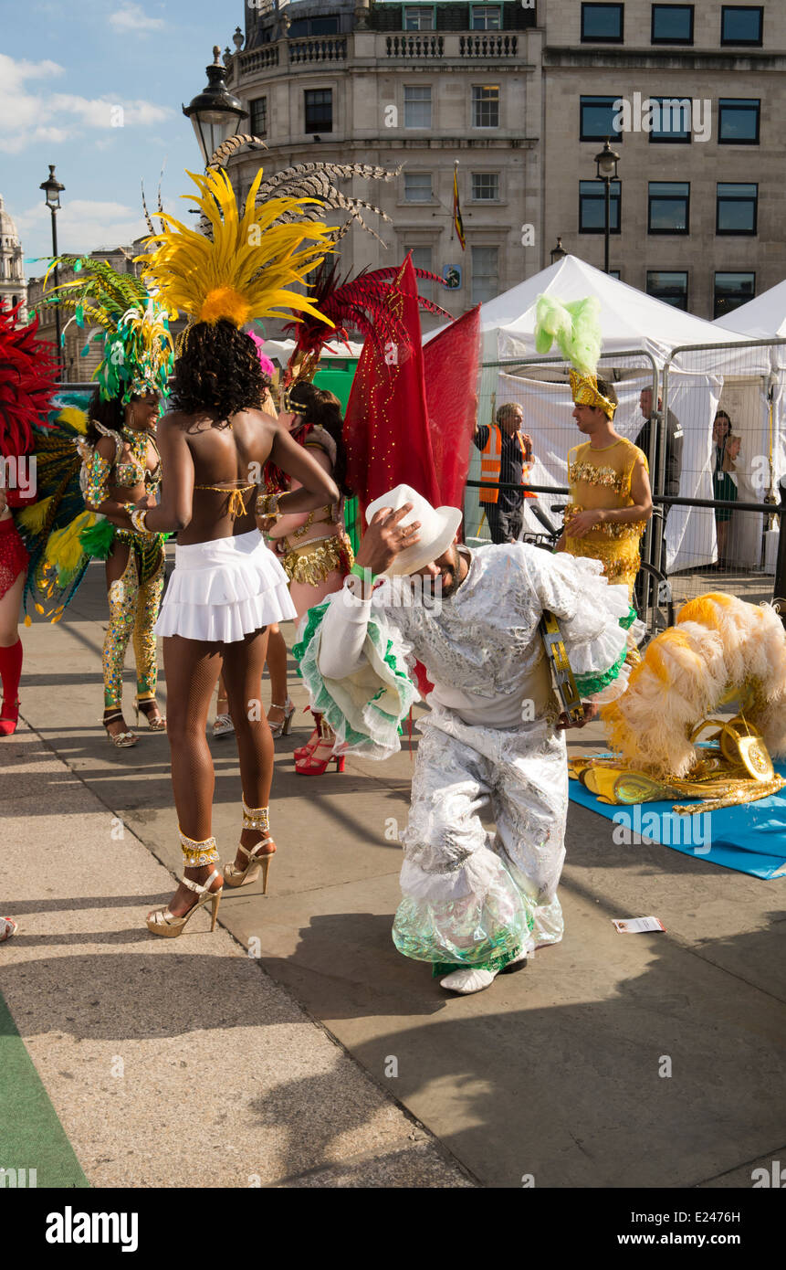 Les danseurs de samba coulisses à Trafalgar Square, Londres le jour 12 Juin 2014 Brésil. Banque D'Images