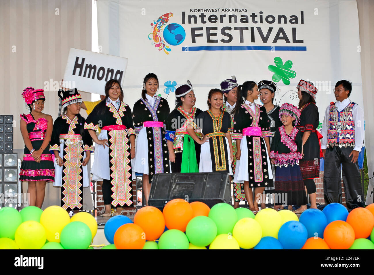 Festival International de mode et de montrer aux participants du Laos et de la Thaïlande en vêtements traditionnels tenue le 7 juin 2014 Banque D'Images