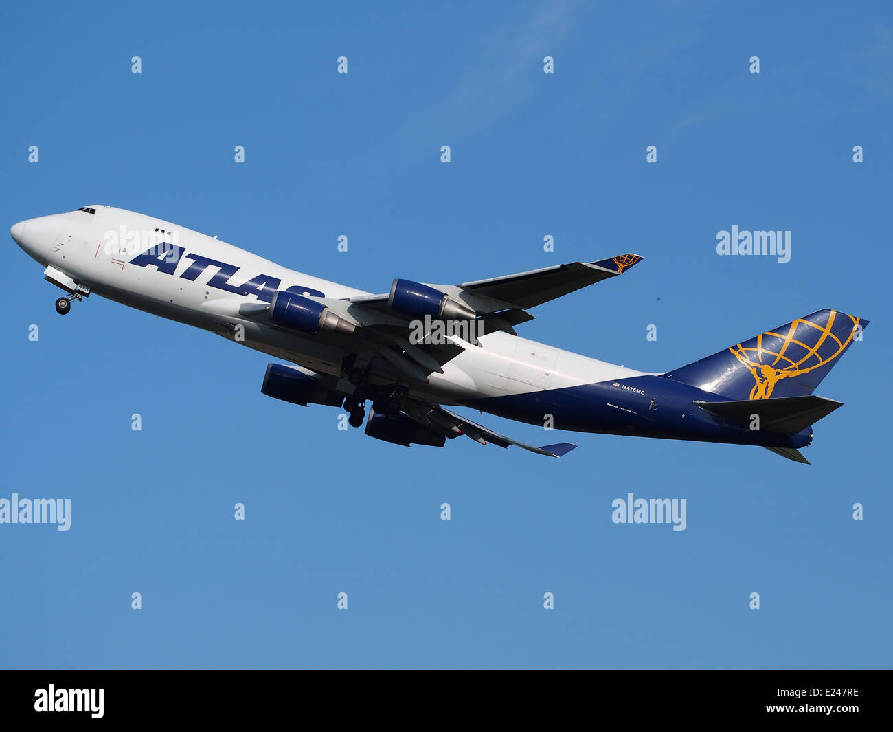 N475MC, un Boeing 747-400 d'Atlas Air, décollant de l'aéroport de Schiphol aux pays-Bas. Cet avion est utilisé pour les vols cargo long-courriers, qui font partie de la flotte internationale d'Atlas Air. Banque D'Images