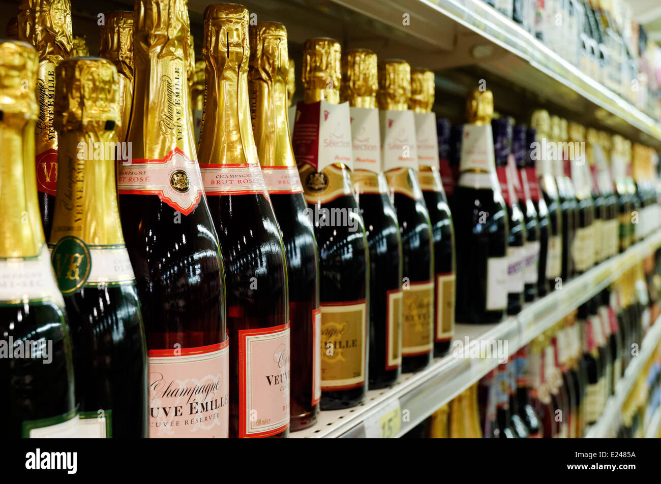Bouteilles de Champagne sur les étagères d'un supermarché en France Banque D'Images