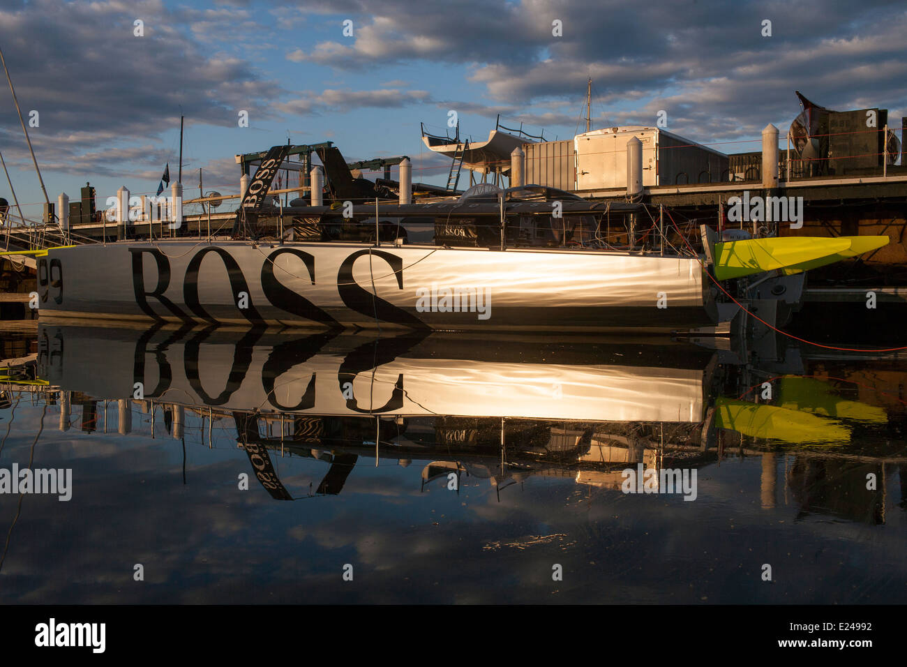 Hugo Boss, un short handed 60 IMOCA bateau de course conçu pour naviguer dans la course sur le quai à Newport Shipyard réparations ayant Banque D'Images
