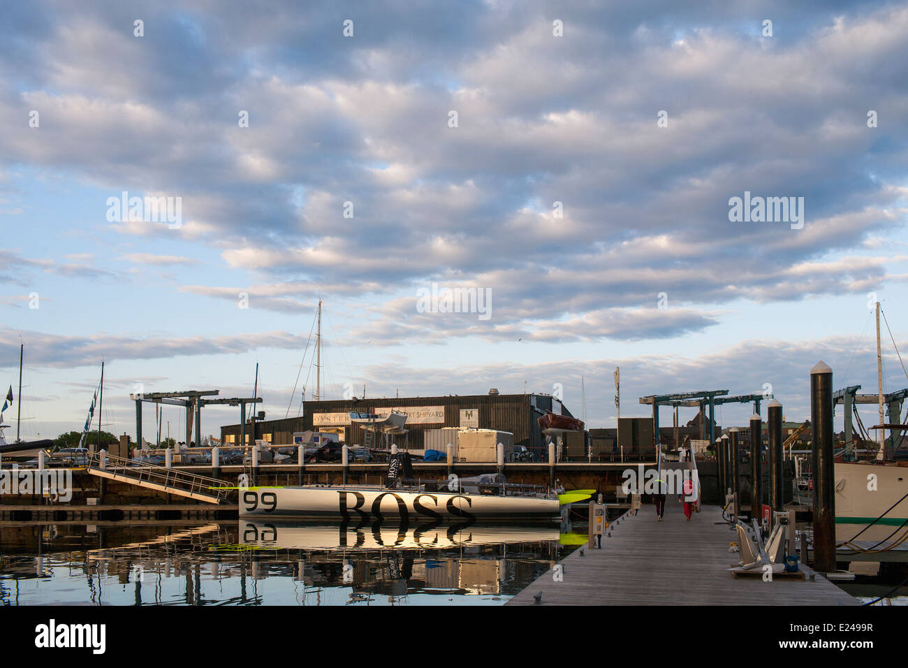 Hugo Boss, un short handed 60 IMOCA bateau de course conçu pour naviguer dans la course sur le quai à Newport Shipyard réparations ayant Banque D'Images