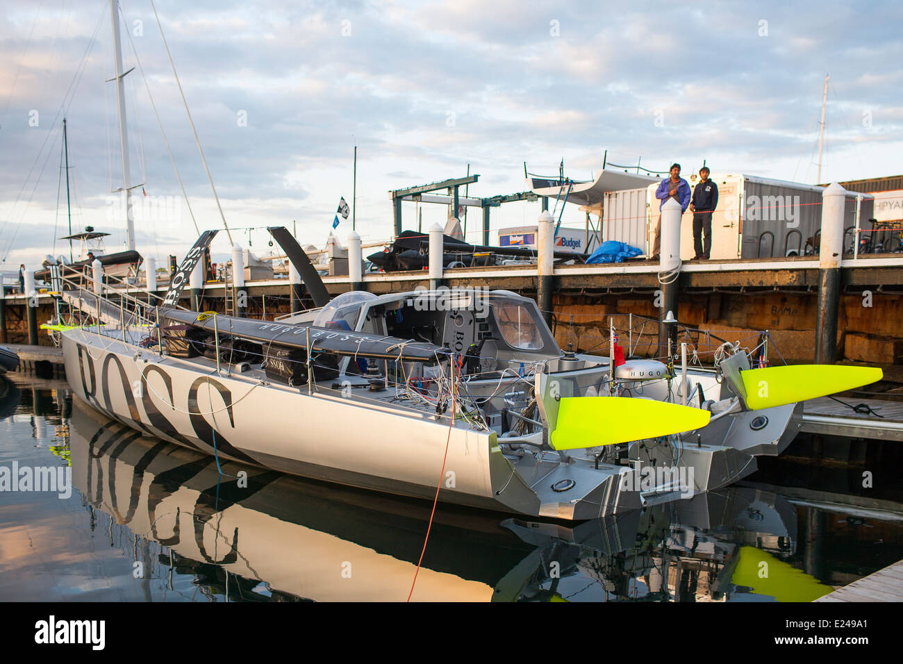 Hugo Boss, un short handed 60 IMOCA bateau de course conçu pour naviguer dans la course sur le quai à Newport Shipyard réparations attend Banque D'Images