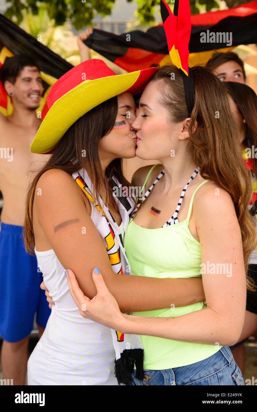 Cheerful couple de lesbiennes des fans de football allemand qui  s'embrassent en fête Photo Stock - Alamy