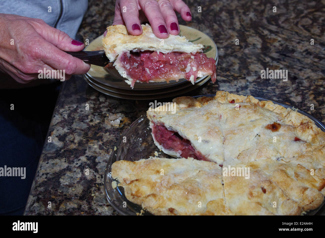 Tarte rhubarbe fraise maison en cours de fabrication Banque D'Images